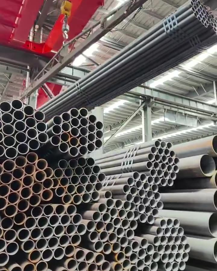 Stacked seamless steel pipe inside the Hengsheng warehouse